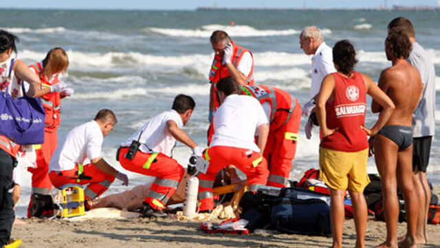 soccorritori in spiaggia