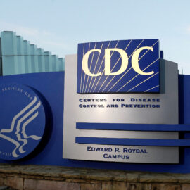 Tutti i pilastri cadono: anche il direttore del CDC ammette la verità